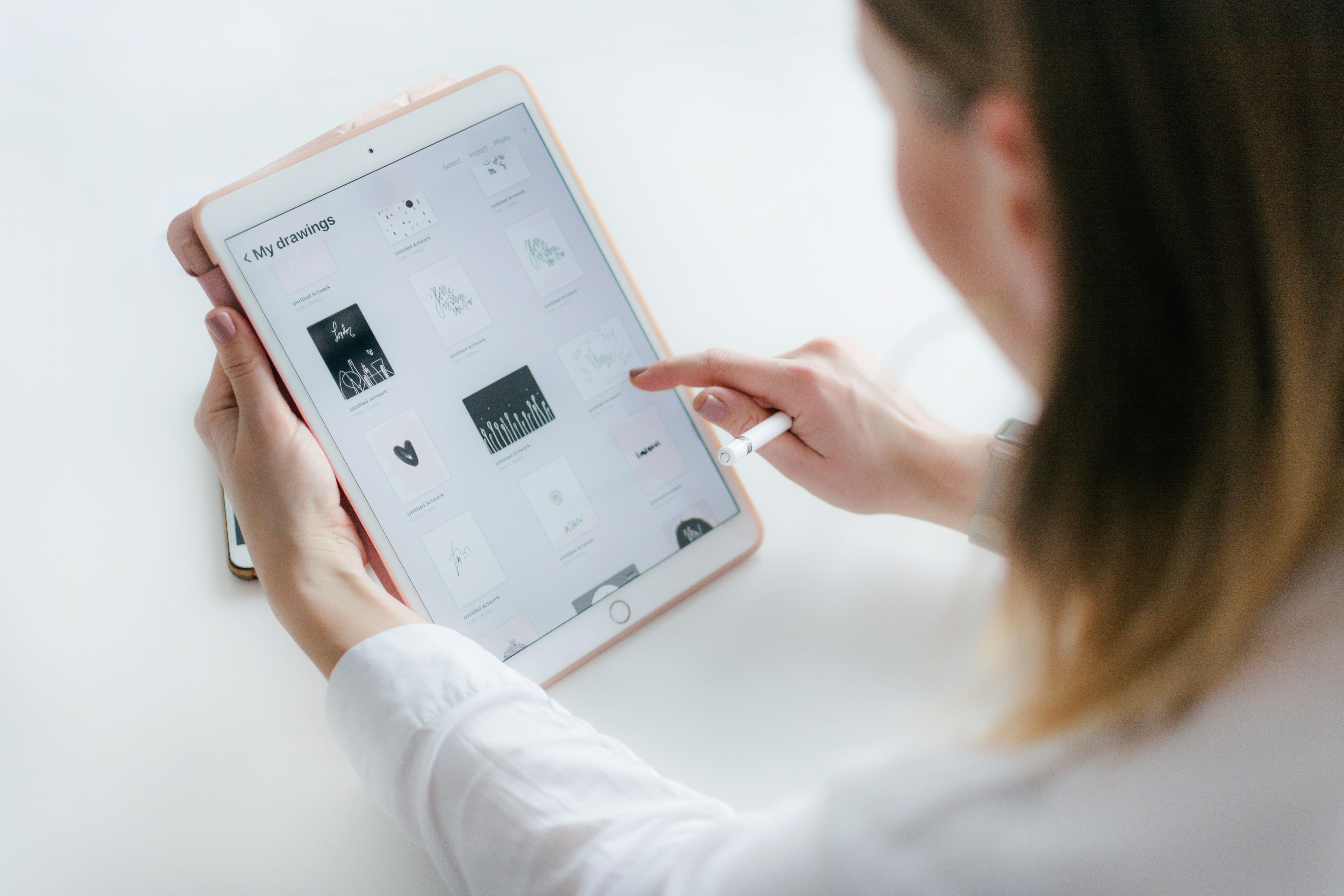 Médica em consultório com tablet